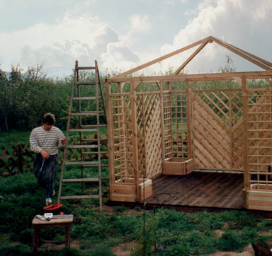 Die Pergola ist aufgebaut, jetzt fehlt noch der Schutzanstrich und die Bedachung